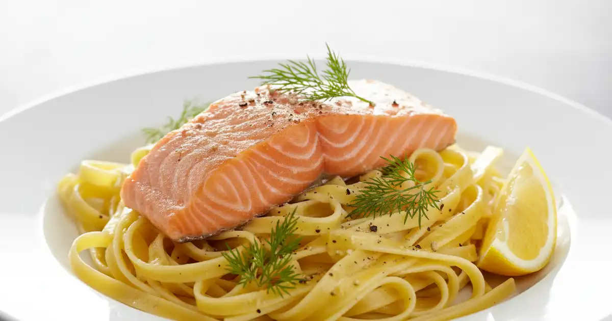 Laksefilet på tagliatelle med dill og sitron