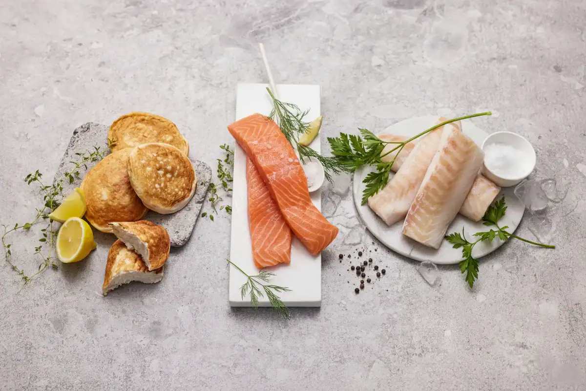 Norgespakken fra Fiskeruta med laksefilet, torskeloin og panert fisk lagt opp side om side