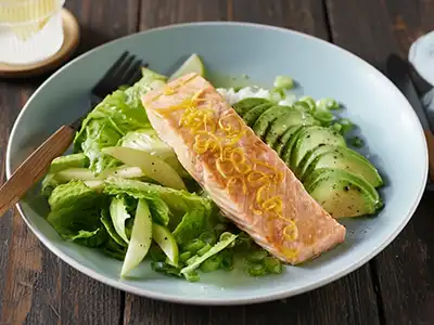 Ovnsbakt laksefilet med grønn salat, agurk og avokado